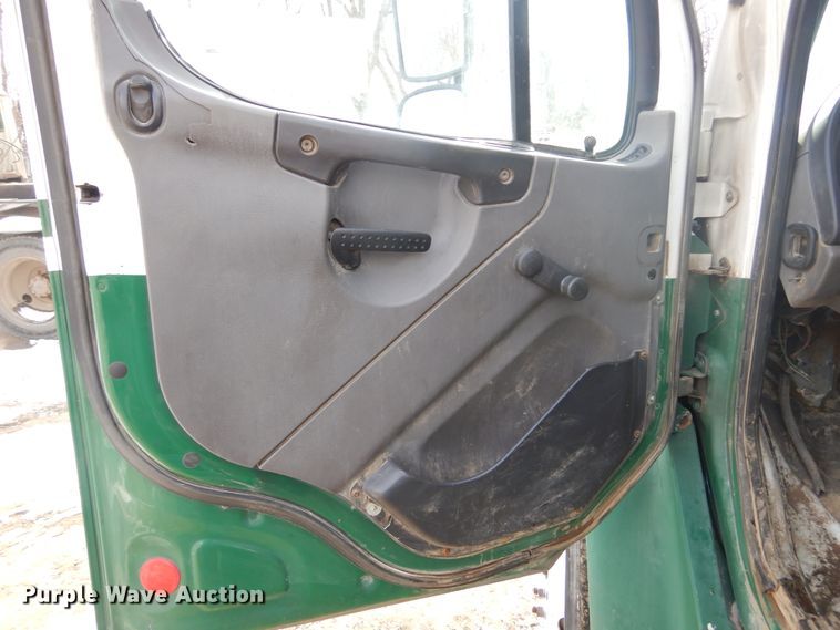 image for item DK3479 2005 Freightliner Business Class M2 106  truck cab and chassis