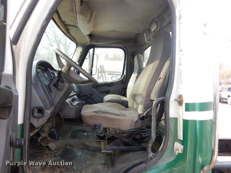 image for item DK3479 2005 Freightliner Business Class M2 106  truck cab and chassis