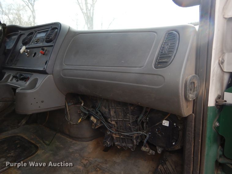 image for item DK3479 2005 Freightliner Business Class M2 106  truck cab and chassis