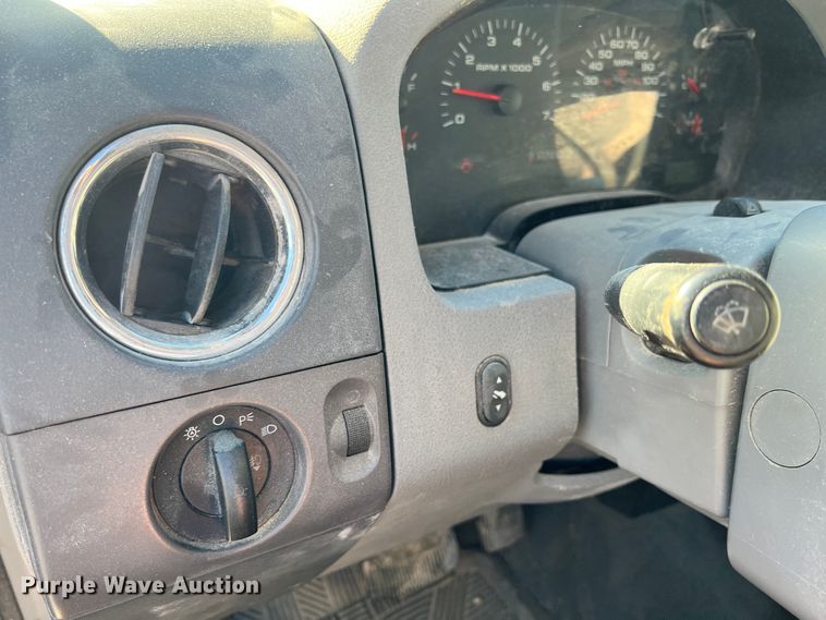 image for item ID9640 2005 Ford F150  SuperCrew pickup truck