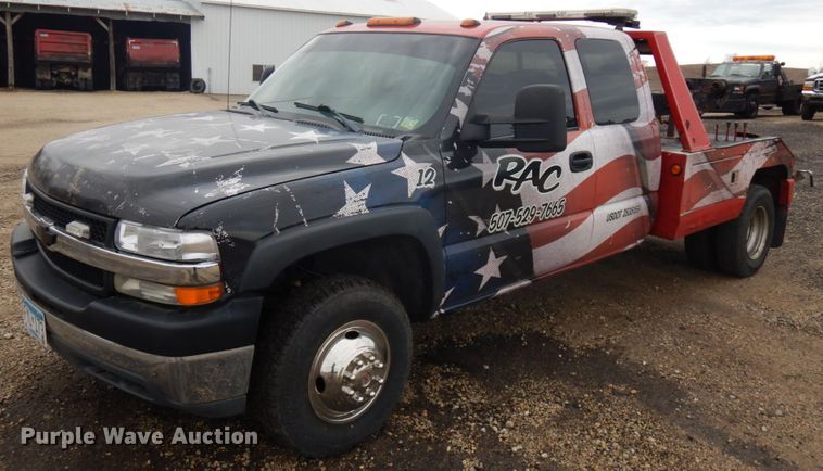 image for item IO9568 2002 Chevrolet Silverado 3500  Ext. Cab tow truck