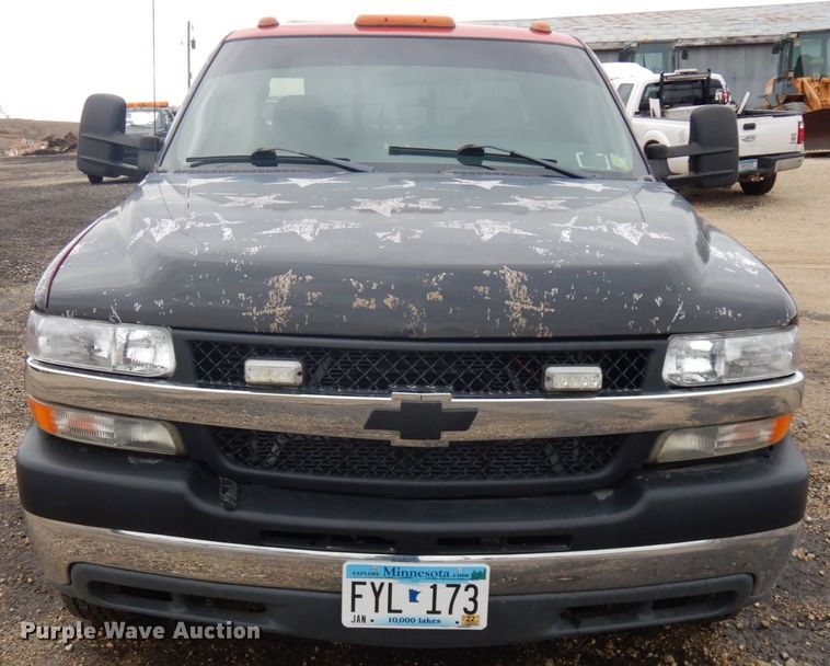 image for item IO9568 2002 Chevrolet Silverado 3500  Ext. Cab tow truck