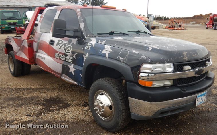 image for item IO9568 2002 Chevrolet Silverado 3500  Ext. Cab tow truck