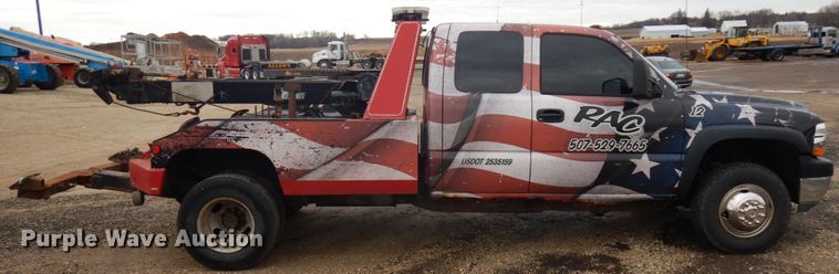 image for item IO9568 2002 Chevrolet Silverado 3500  Ext. Cab tow truck