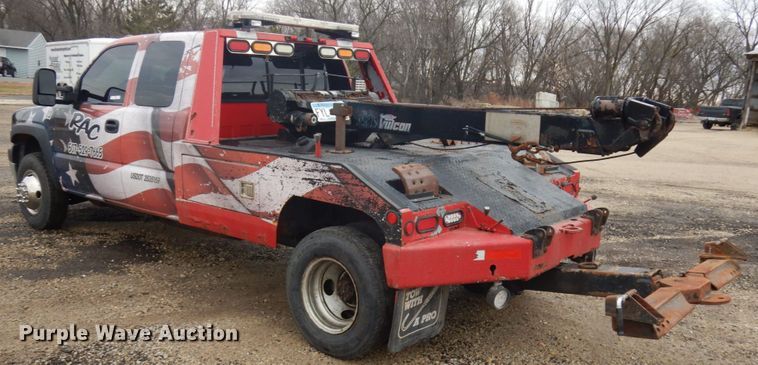 image for item IO9568 2002 Chevrolet Silverado 3500  Ext. Cab tow truck
