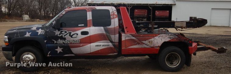 image for item IO9568 2002 Chevrolet Silverado 3500  Ext. Cab tow truck