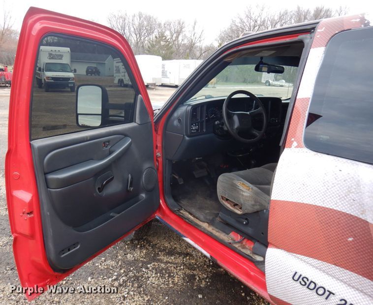 image for item IO9568 2002 Chevrolet Silverado 3500  Ext. Cab tow truck