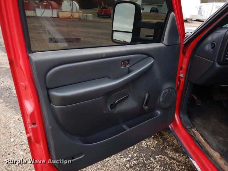 image for item IO9568 2002 Chevrolet Silverado 3500  Ext. Cab tow truck