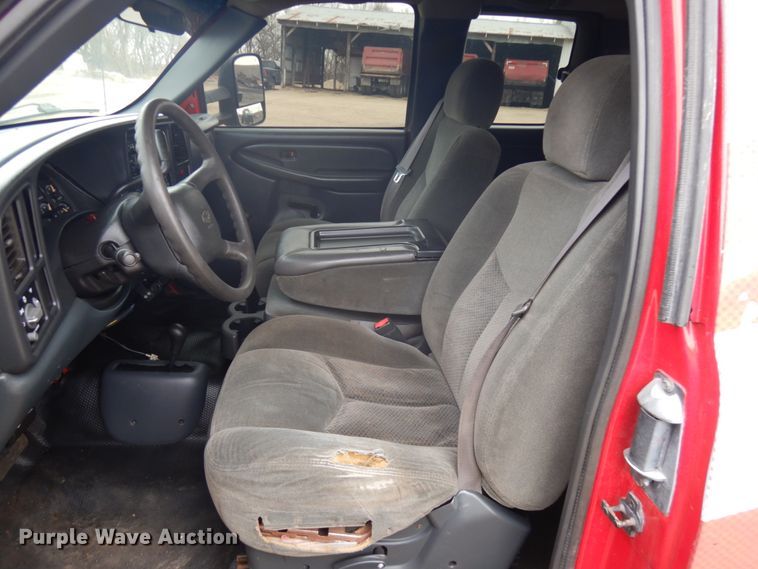 image for item IO9568 2002 Chevrolet Silverado 3500  Ext. Cab tow truck