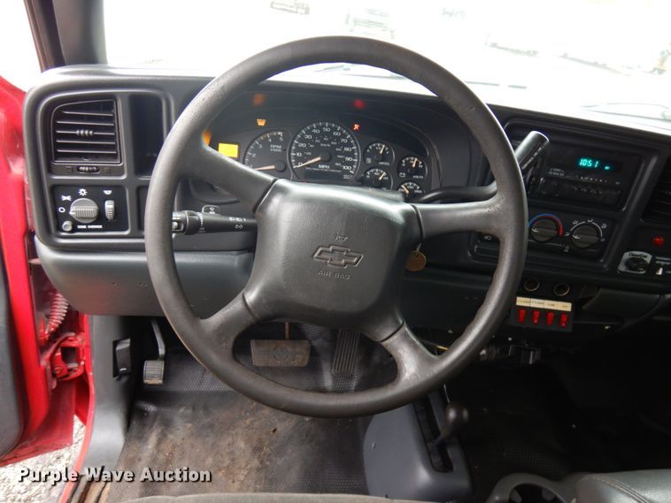 image for item IO9568 2002 Chevrolet Silverado 3500  Ext. Cab tow truck