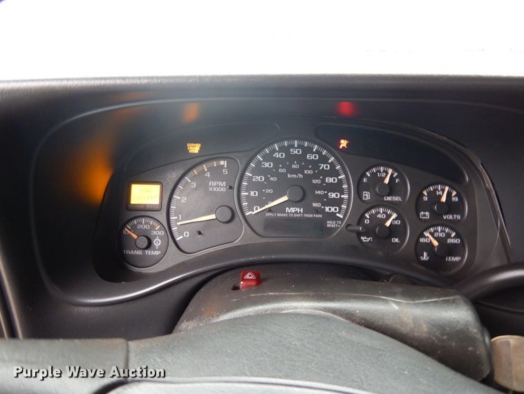 image for item IO9568 2002 Chevrolet Silverado 3500  Ext. Cab tow truck