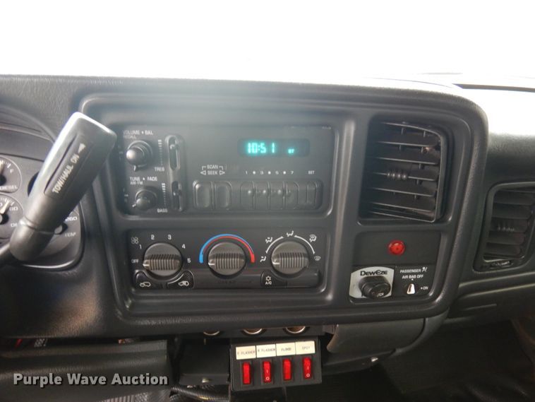 image for item IO9568 2002 Chevrolet Silverado 3500  Ext. Cab tow truck