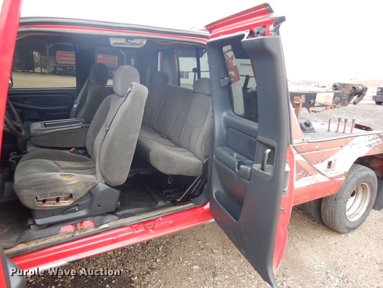 image for item IO9568 2002 Chevrolet Silverado 3500  Ext. Cab tow truck