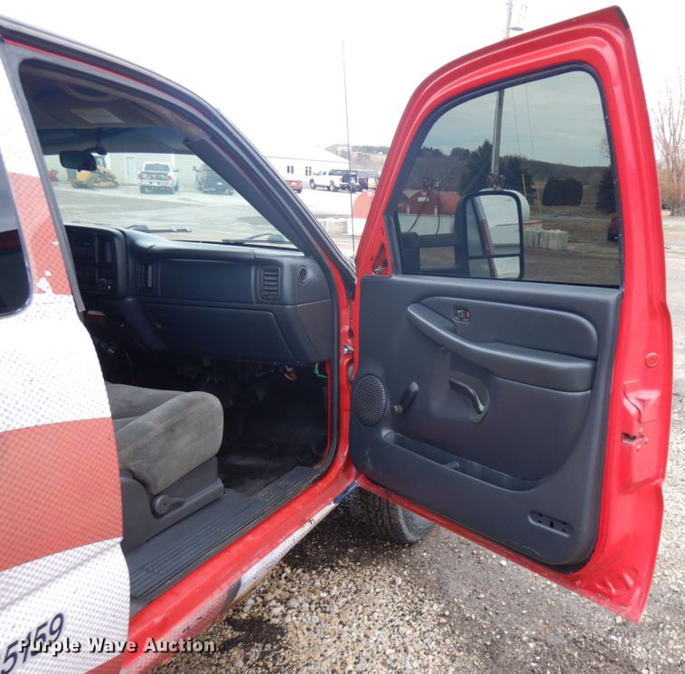 image for item IO9568 2002 Chevrolet Silverado 3500  Ext. Cab tow truck