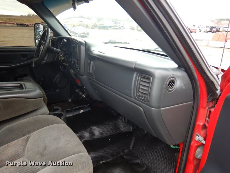 image for item IO9568 2002 Chevrolet Silverado 3500  Ext. Cab tow truck