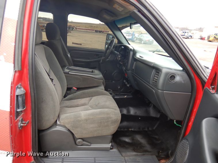 image for item IO9568 2002 Chevrolet Silverado 3500  Ext. Cab tow truck