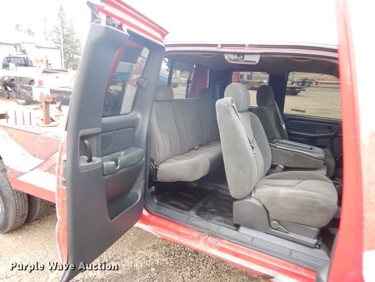 image for item IO9568 2002 Chevrolet Silverado 3500  Ext. Cab tow truck