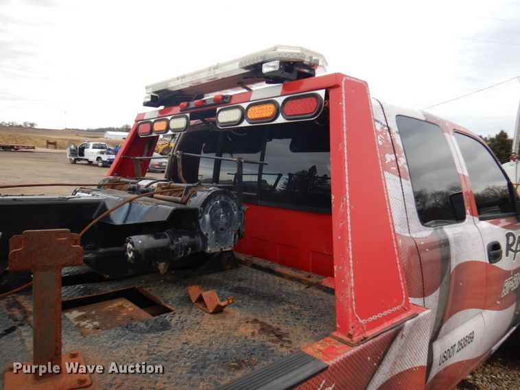 image for item IO9568 2002 Chevrolet Silverado 3500  Ext. Cab tow truck