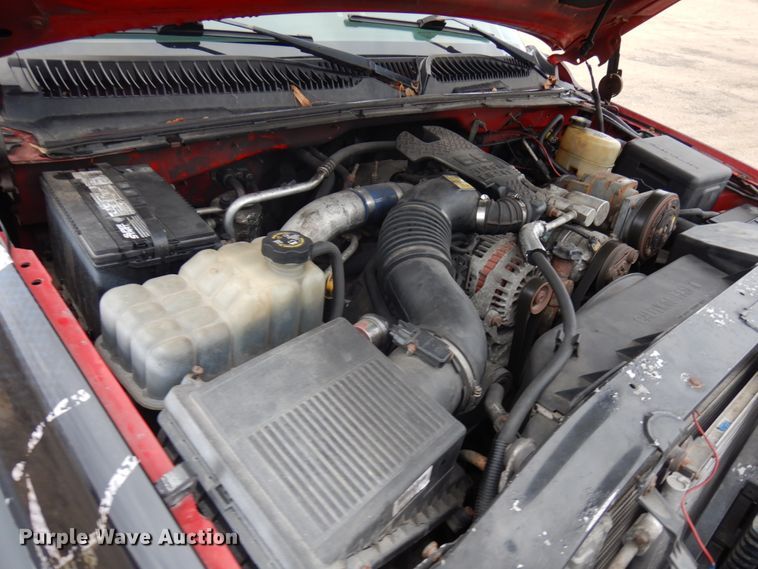 image for item IO9568 2002 Chevrolet Silverado 3500  Ext. Cab tow truck