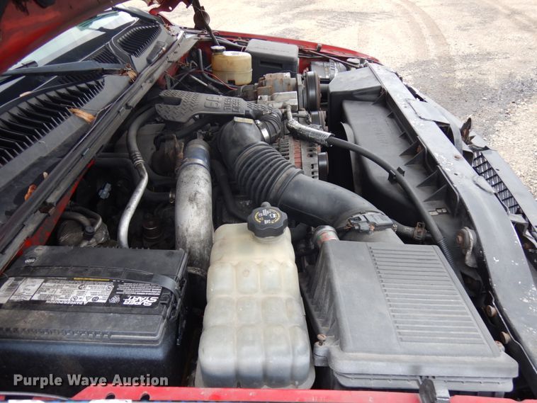 image for item IO9568 2002 Chevrolet Silverado 3500  Ext. Cab tow truck