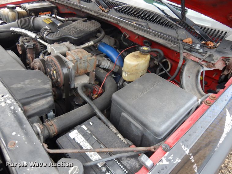 image for item IO9568 2002 Chevrolet Silverado 3500  Ext. Cab tow truck