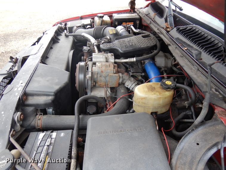 image for item IO9568 2002 Chevrolet Silverado 3500  Ext. Cab tow truck