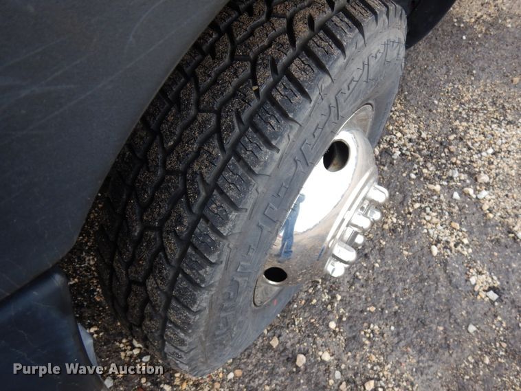 image for item IO9568 2002 Chevrolet Silverado 3500  Ext. Cab tow truck