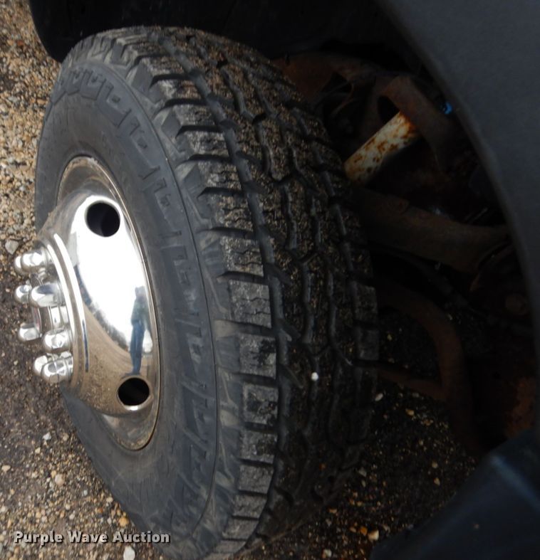 image for item IO9568 2002 Chevrolet Silverado 3500  Ext. Cab tow truck