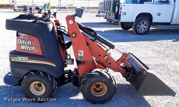 image for item IS9380 2010 Ditch Witch Zahn R300  compact utility loader