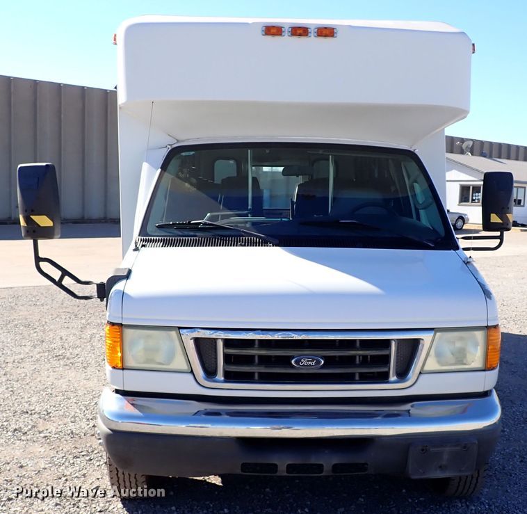 image for item IS9381 2006 Ford Econoline E450  shuttle bus