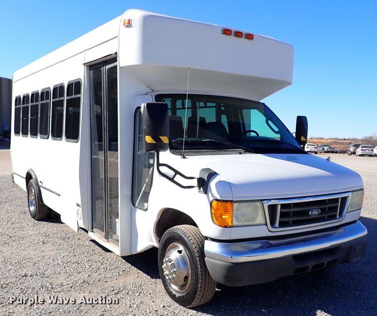 image for item IS9381 2006 Ford Econoline E450  shuttle bus