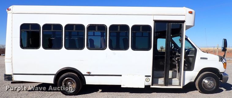 image for item IS9381 2006 Ford Econoline E450  shuttle bus