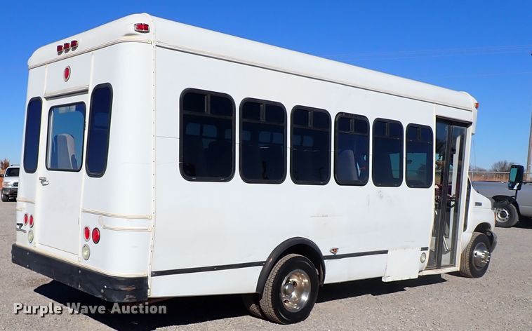 image for item IS9381 2006 Ford Econoline E450  shuttle bus