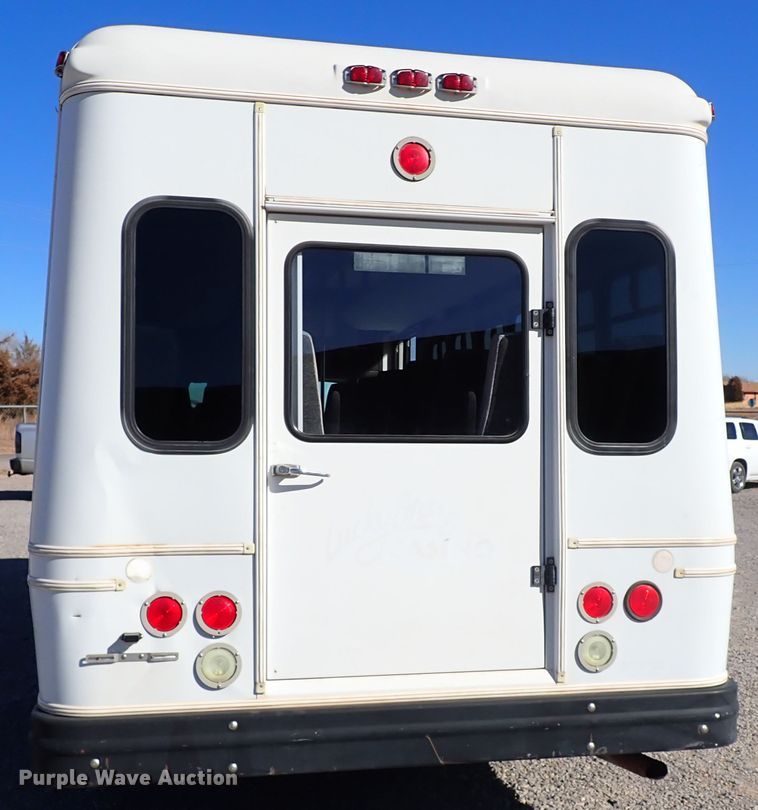 image for item IS9381 2006 Ford Econoline E450  shuttle bus