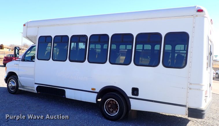 image for item IS9381 2006 Ford Econoline E450  shuttle bus