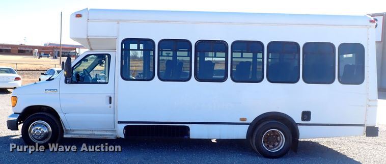 image for item IS9381 2006 Ford Econoline E450  shuttle bus