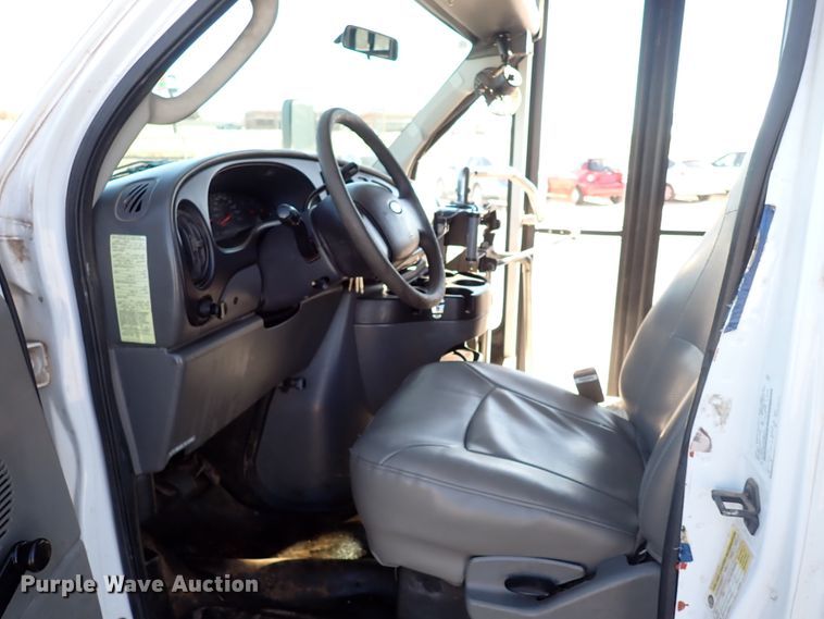 image for item IS9381 2006 Ford Econoline E450  shuttle bus