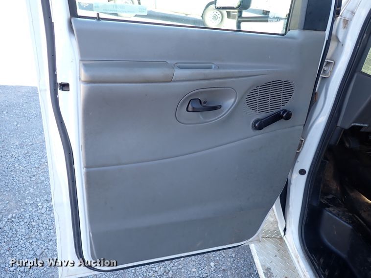 image for item IS9381 2006 Ford Econoline E450  shuttle bus