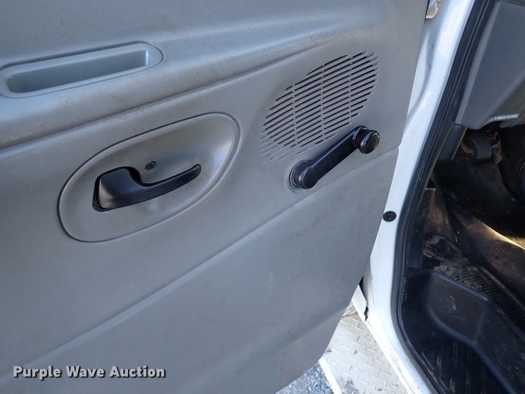 image for item IS9381 2006 Ford Econoline E450  shuttle bus