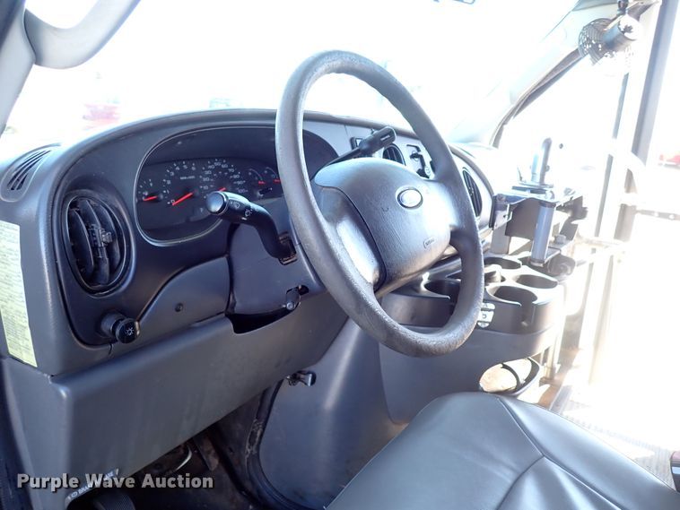 image for item IS9381 2006 Ford Econoline E450  shuttle bus