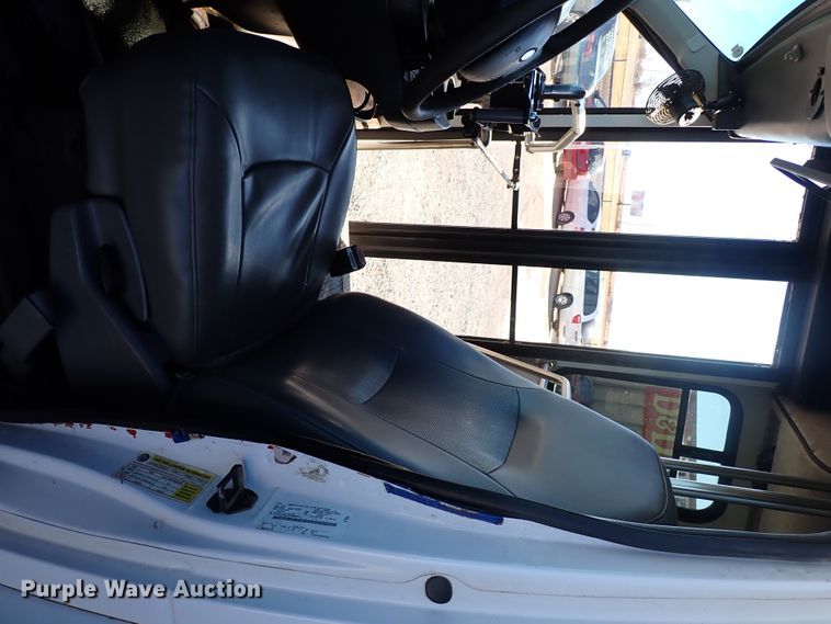 image for item IS9381 2006 Ford Econoline E450  shuttle bus