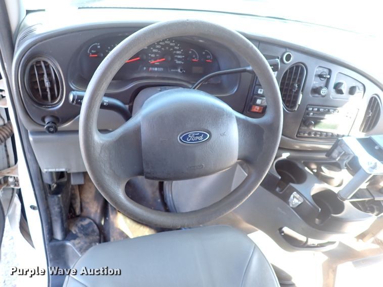 image for item IS9381 2006 Ford Econoline E450  shuttle bus