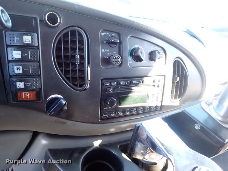 image for item IS9381 2006 Ford Econoline E450  shuttle bus