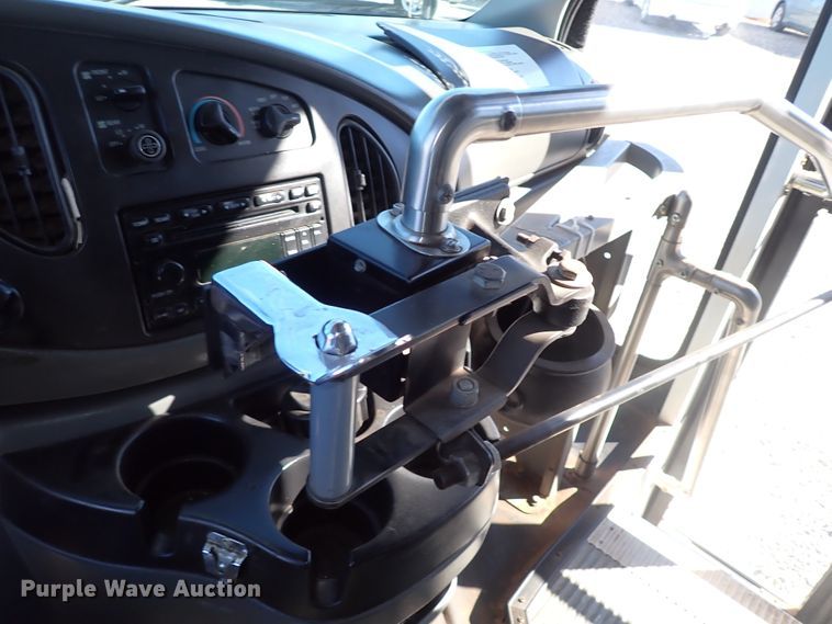 image for item IS9381 2006 Ford Econoline E450  shuttle bus