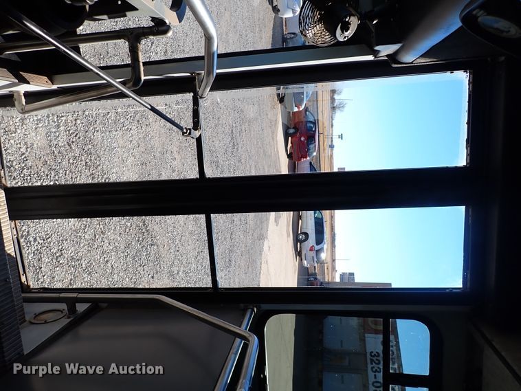 image for item IS9381 2006 Ford Econoline E450  shuttle bus