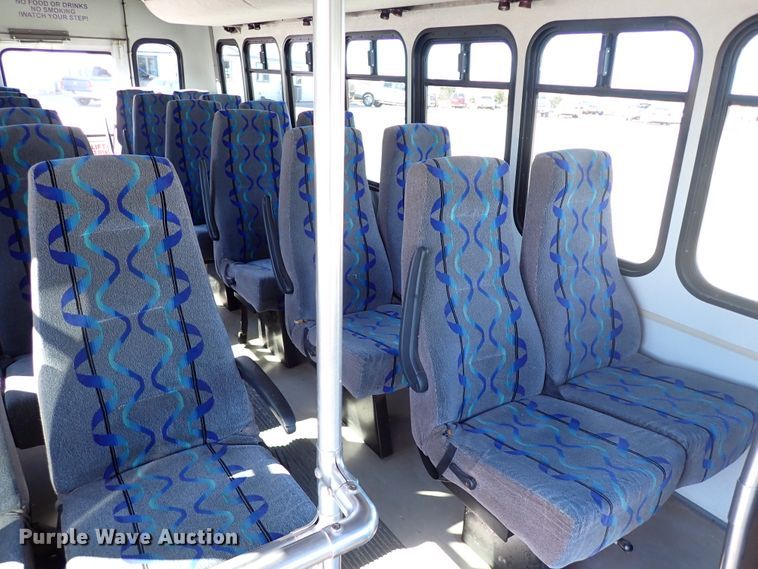 image for item IS9381 2006 Ford Econoline E450  shuttle bus