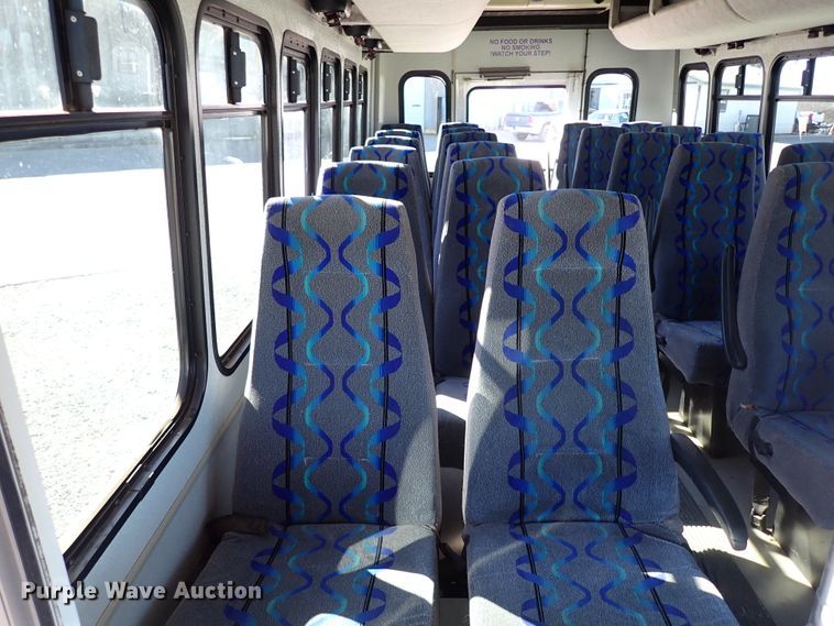 image for item IS9381 2006 Ford Econoline E450  shuttle bus