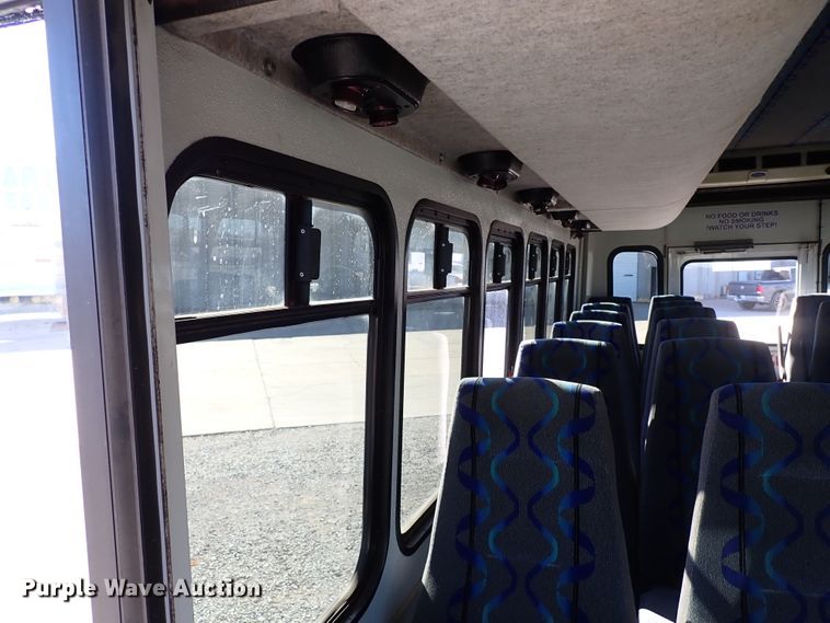 image for item IS9381 2006 Ford Econoline E450  shuttle bus