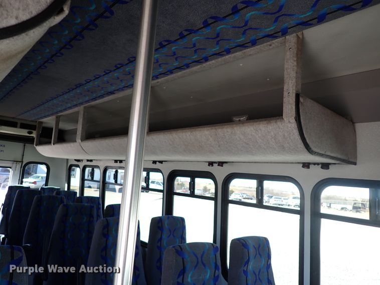 image for item IS9381 2006 Ford Econoline E450  shuttle bus