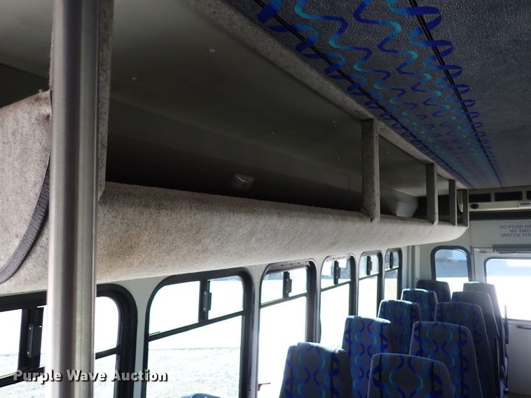 image for item IS9381 2006 Ford Econoline E450  shuttle bus